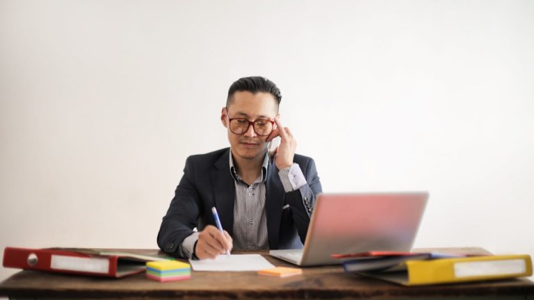 Cumul emploi salarie et micro-entreprise - entrepreneur au bureau