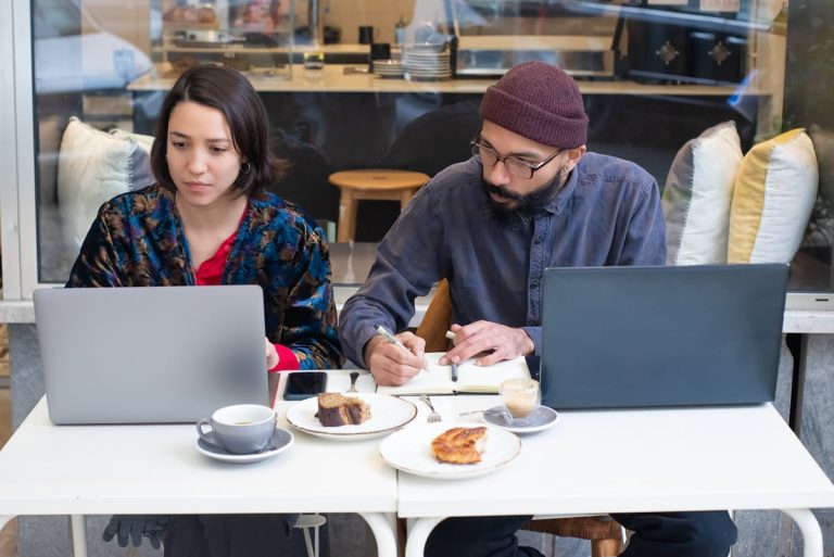 Freelance en rendez-vous avec un client potentiel dans un cafe